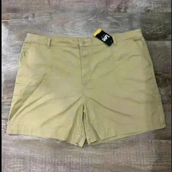 NWT Women’s Plus Size Lee Dungarees Shorts‎ Size 22 - Picture 1 of 2